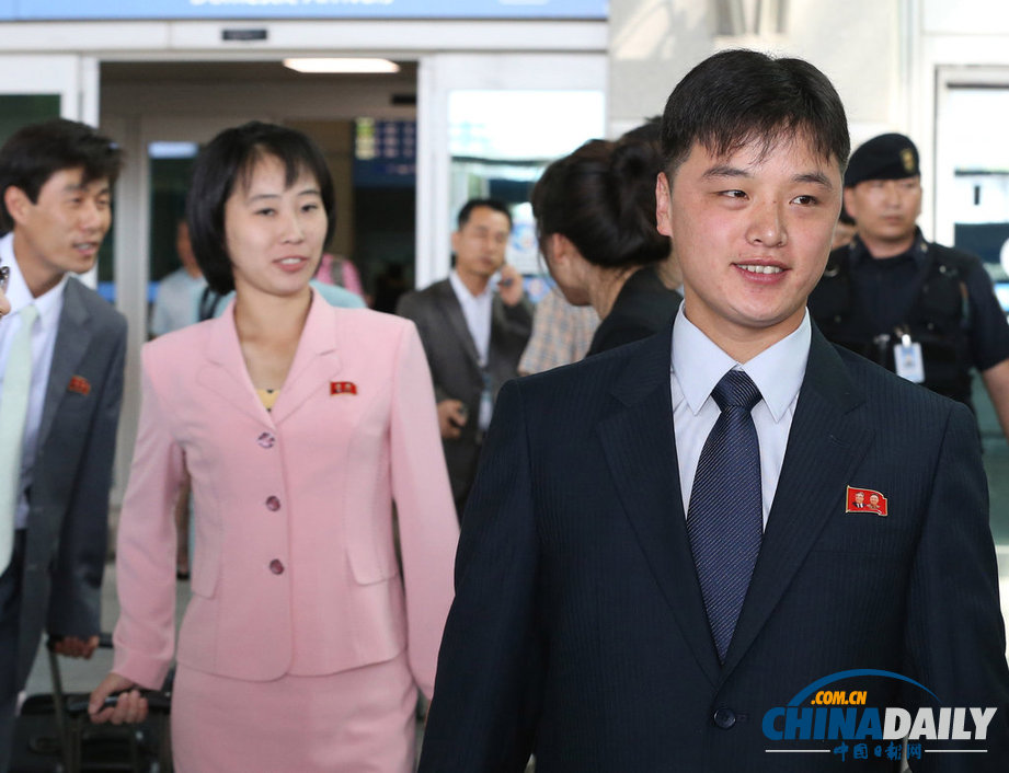朝鮮青少年赴韓參加聯(lián)合國培養(yǎng)計劃 意氣風(fēng)發(fā)（圖）