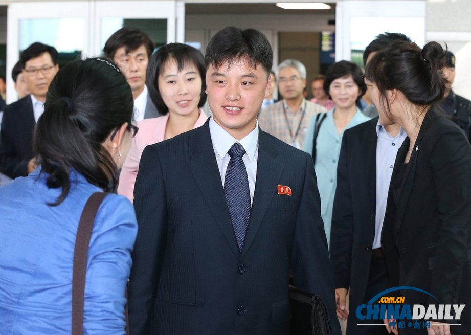 朝鮮青少年赴韓參加聯合國培養(yǎng)計劃 意氣風發(fā)（圖）