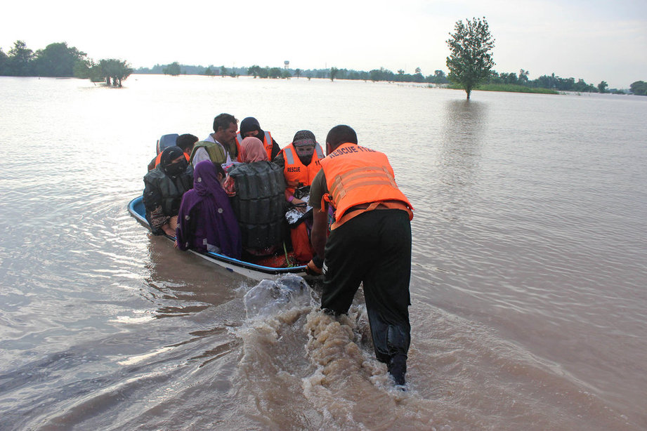 巴基斯坦洪災(zāi)已致至少118人死亡 軍隊(duì)幫助災(zāi)民轉(zhuǎn)移（組圖）