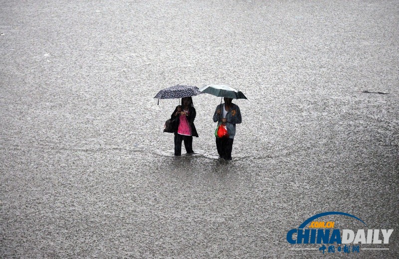 菲律賓洪水災(zāi)民爭(zhēng)搶救濟(jì)物品 “潭美”已致8人死亡（組圖）