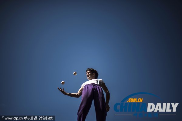法國舉辦“街頭戲劇節(jié)” 藝術家激情表演超涼爽