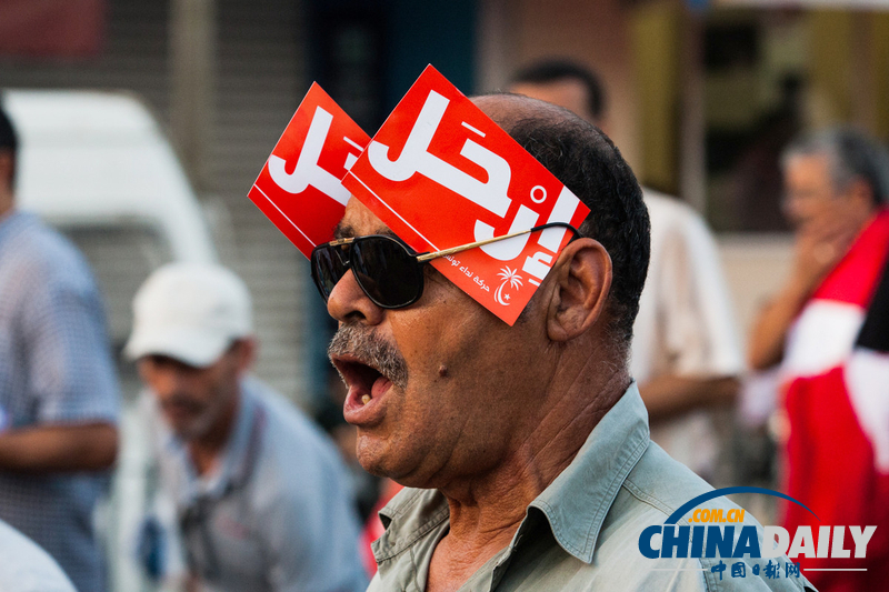 突尼斯爆發(fā)大游行要求政府下臺(tái)