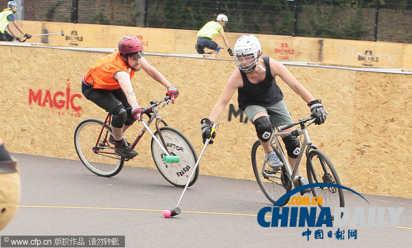 古老運(yùn)動(dòng)流行新玩法 自行車(chē)馬球倫敦街頭受追捧（組圖）