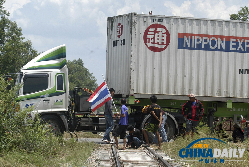 泰國(guó)農(nóng)民劫持卡車堵鐵路 要求政府干預(yù)橡膠收購(gòu)價(jià)