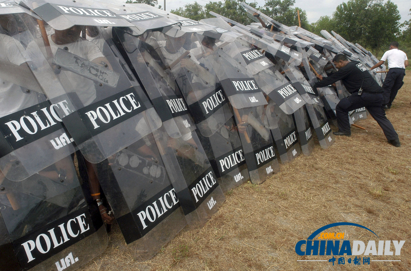 泰國農(nóng)民劫持卡車堵鐵路 要求政府干預(yù)橡膠收購價(jià)