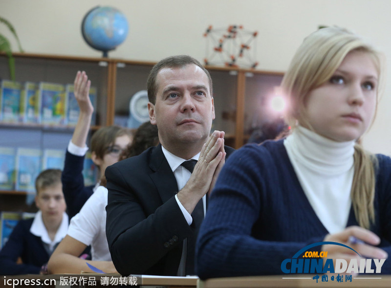 梅德韋杰夫跟中學生一起上課 遭女生撇嘴斜視（組圖）