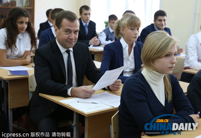 梅德韋杰夫走進(jìn)課堂 小女孩撇嘴表“不屑”