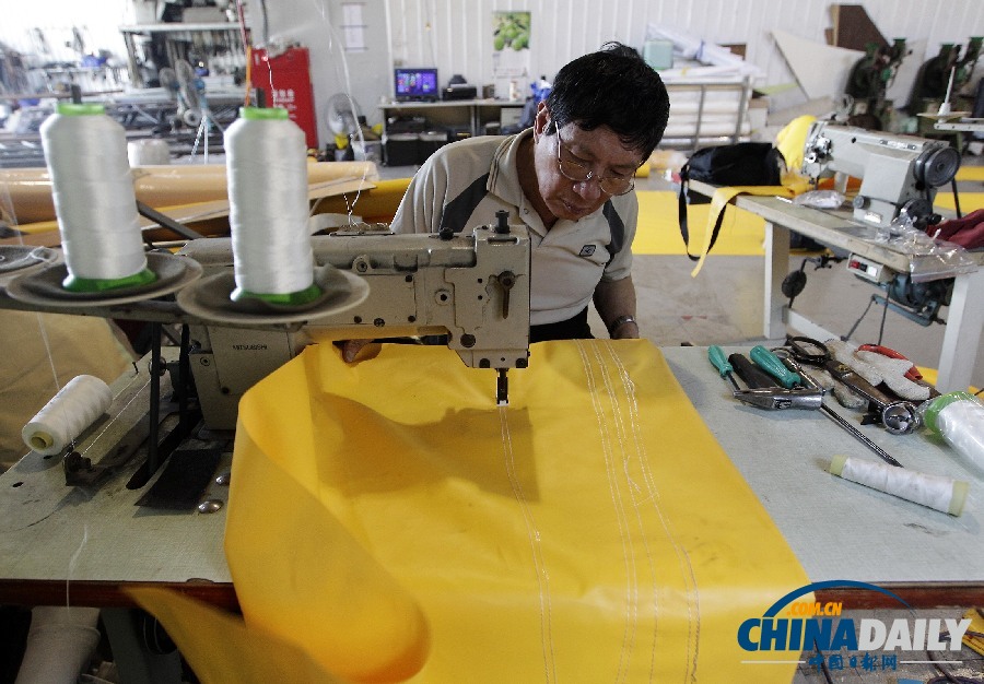 走進(jìn)車間窺探大黃鴨制作過程 下一站臺(tái)灣（組圖）
