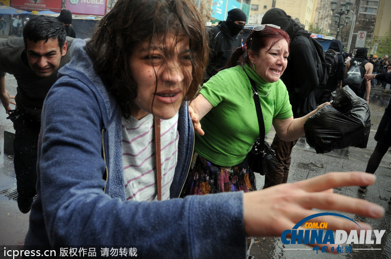 數(shù)千智利學(xué)生與警方發(fā)生激烈沖突 要求教育免費(fèi)提高質(zhì)量