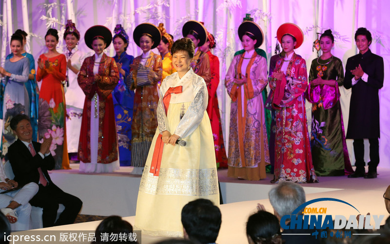 韓總統(tǒng)樸槿惠訪問(wèn)越南 穿韓服登時(shí)裝表演T臺(tái)