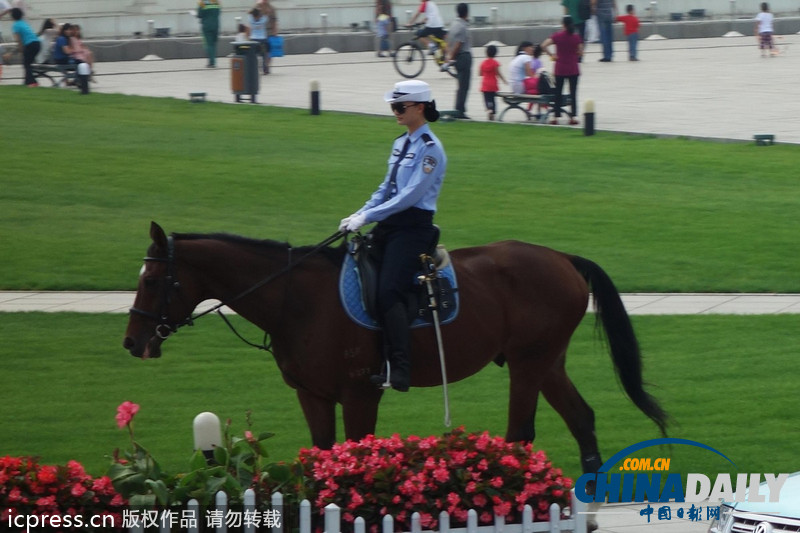 2013夏季達(dá)沃斯論壇：女騎警廣場(chǎng)巡邏 颯爽英姿（組圖）