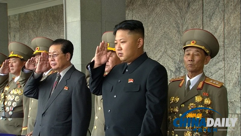 朝鮮舉行建國(guó)65周年閱兵式 短裙女兵整齊劃一