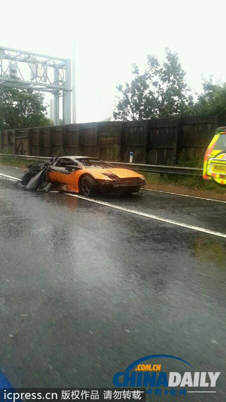 英國蘭博基尼著火 價(jià)值258萬跑車成廢鐵