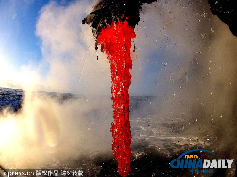水火交織 攝影師冒險(xiǎn)近距離拍攝巖漿入海震撼照