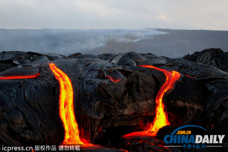 水火交織 攝影師冒險(xiǎn)近距離拍攝巖漿入海震撼照