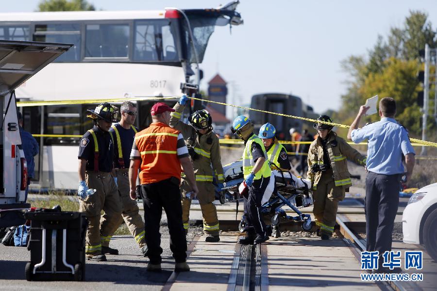 加拿大雙層公交車(chē)與火車(chē)相撞致至少6人死亡