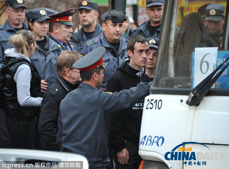 俄羅斯民眾游行抗議非法移民 被警方逮捕做不雅手勢(shì)