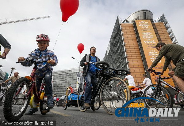 比利時(shí)舉辦“無(wú)車(chē)日”活動(dòng) 國(guó)王攜家人騎車(chē)上街