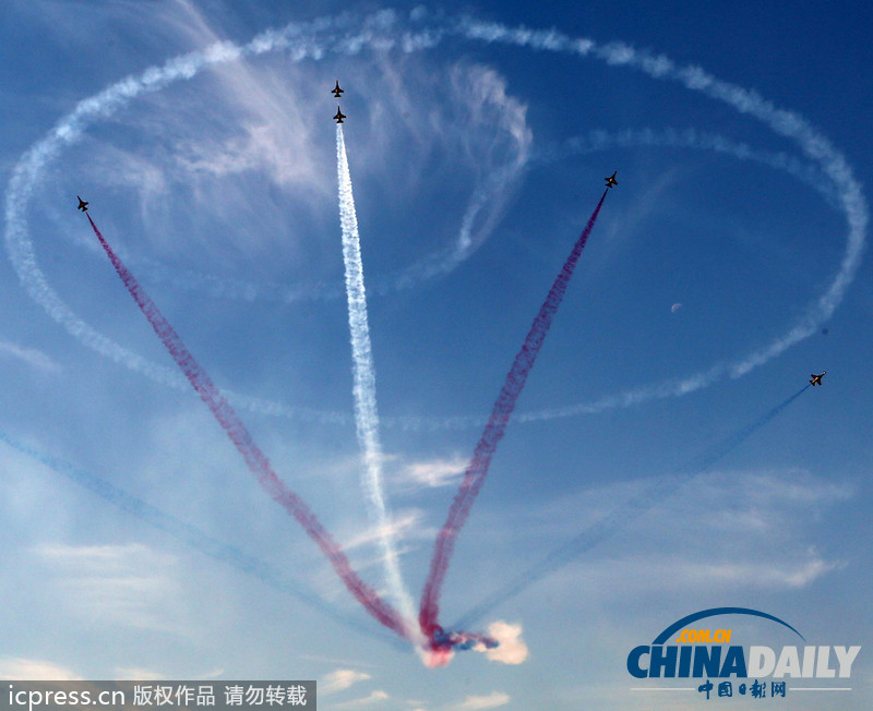 韓國(guó)航空展最后彩排迎建軍節(jié) 月色作幕跳傘唯美