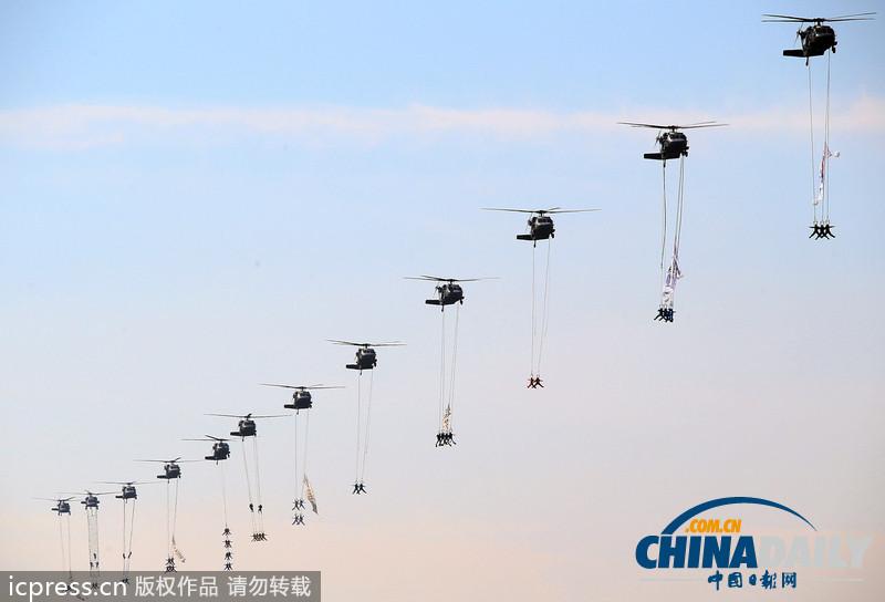韓國航空展最后彩排迎建軍節(jié) 月色作幕跳傘唯美