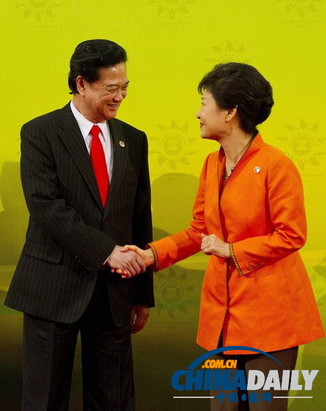 東盟峰會(huì)：越南總理“艷福不淺” 獲韓泰兩美女政客“夾擊”
