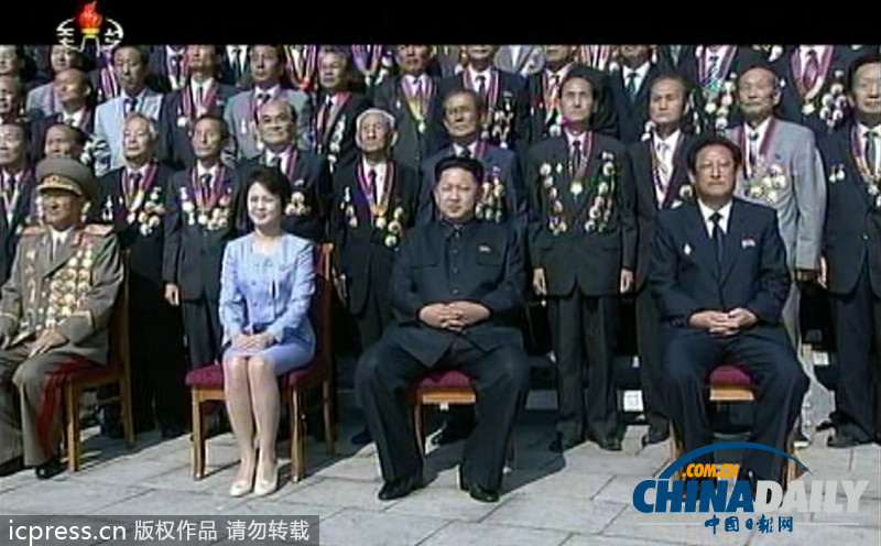 朝鮮勞動(dòng)黨成立68周年 金正恩攜夫人看演出興趣濃（圖）