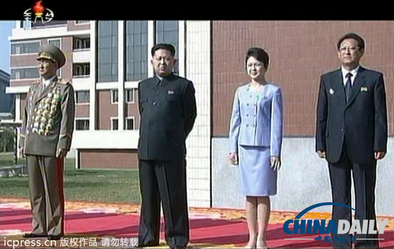 朝鮮勞動(dòng)黨成立68周年 金正恩攜夫人看演出興趣濃（圖）