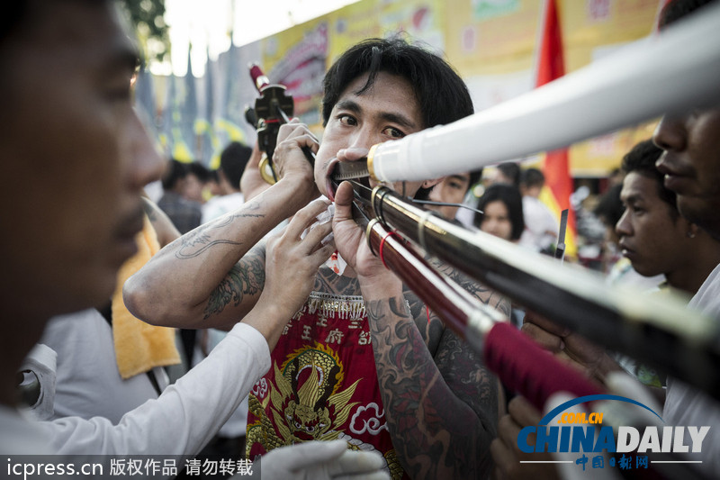 泰國(guó)民眾嘴里插刀自虐呼吁吃素 場(chǎng)面駭人（組圖）