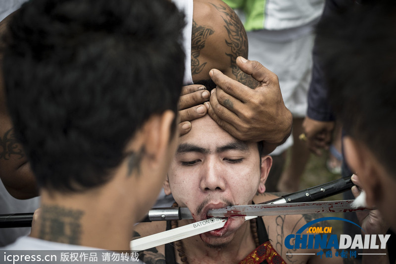 泰國(guó)民眾嘴里插刀自虐呼吁吃素 場(chǎng)面駭人（組圖）