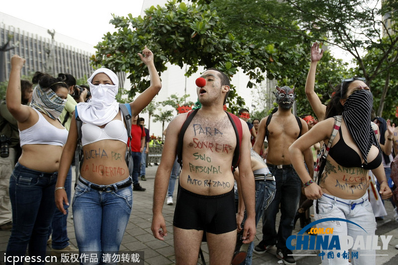 哥倫比亞學(xué)生赤身裸體 抗議教育體系缺陷和財(cái)政赤字