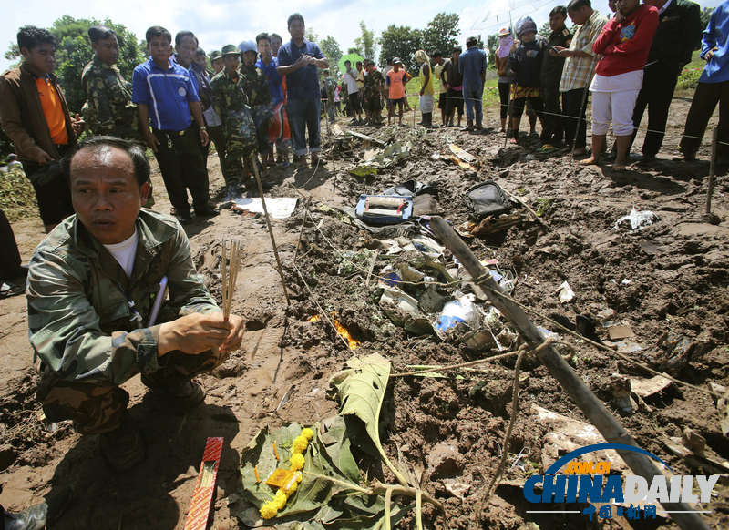 老撾墜機現(xiàn)場圖曝光 軍方正開展遺體打撈工作