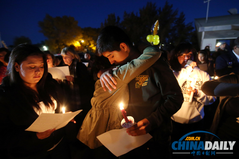 數(shù)百美國人悼念內(nèi)華達中學(xué)槍擊案死難者（高清組圖）