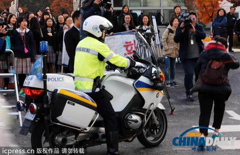 組圖：韓國(guó)高考今日舉行 學(xué)子跪地祈福警察騎摩托護(hù)送