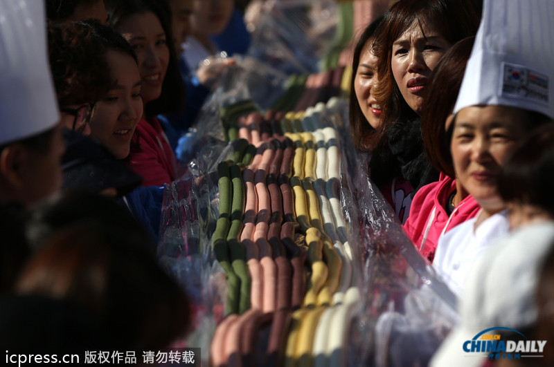 超長(zhǎng)彩色年糕亮相韓國(guó) “迎接”韓國(guó)“光棍節(jié)”（圖）