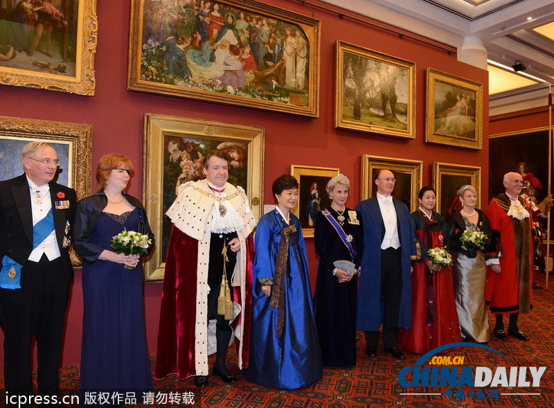樸槿惠赴倫敦金融城市長(zhǎng)晚宴 穿韓服長(zhǎng)裙被絆倒
