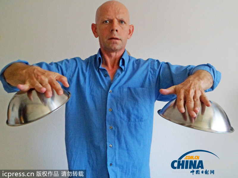 現(xiàn)實(shí)版“萬磁王“！德男子用念力控制吸附金屬