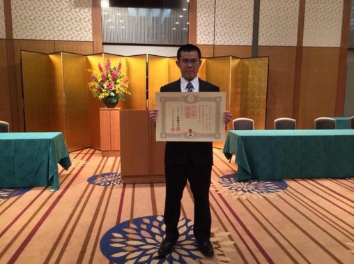 安倍親自表彰救人中國留學(xué)生 天皇亦授予獎(jiǎng)狀（圖）