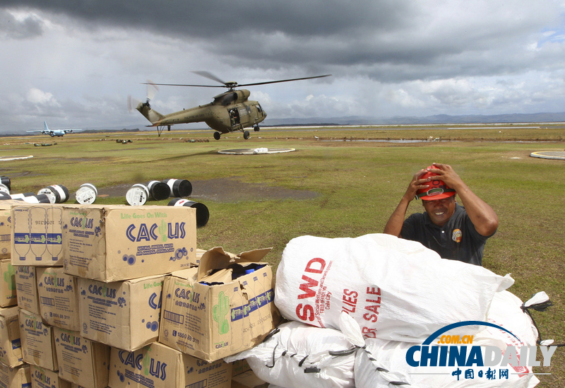 菲律賓空軍向臺風災區(qū)投擲糧食 災民奔跑搶奪