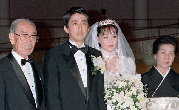 安倍社交網(wǎng)上貼出夫人照片 稱幸福秘訣是向老婆投降