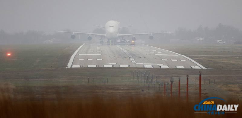 一架波音747運(yùn)輸機(jī)錯(cuò)降機(jī)場 一度被困美國堪薩斯