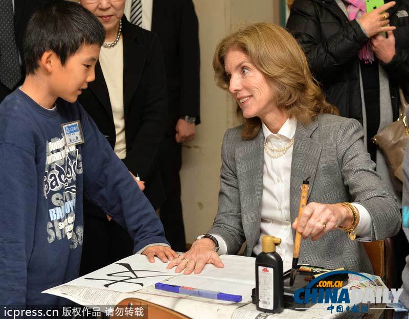 美新任駐日大使訪問日本海嘯災區(qū) 展示書法“友”字
