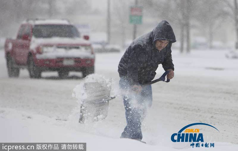 美國(guó)遭遇大雪襲擊 汽車和行人出行受阻