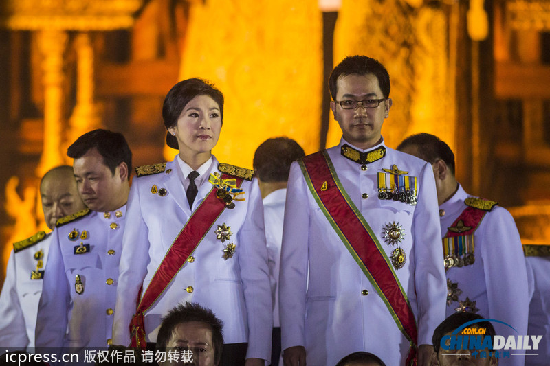 英拉和丈夫穿軍裝為泰國(guó)王祝壽 未受抗議事件影響