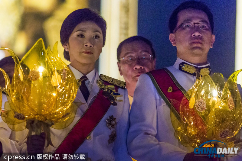 英拉和丈夫穿軍裝為泰國(guó)王祝壽 未受抗議事件影響