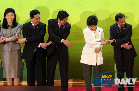 2013年終盤(pán)點(diǎn)：當(dāng)國(guó)際頭條遭遇網(wǎng)絡(luò)熱詞之說(shuō)鬧覺(jué)余