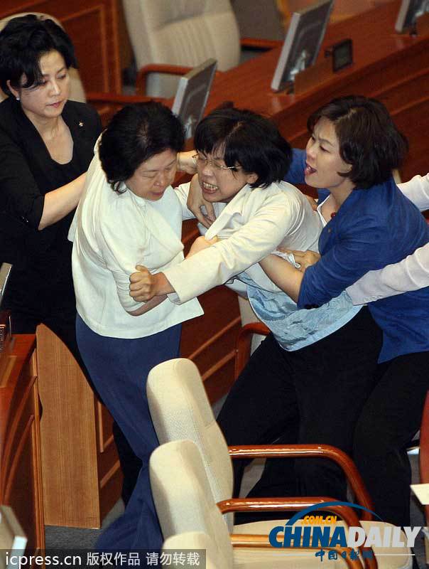 盤點(diǎn)外國議會(huì)上議員“肉搏戰(zhàn)”摔跤鎖喉扔雞蛋