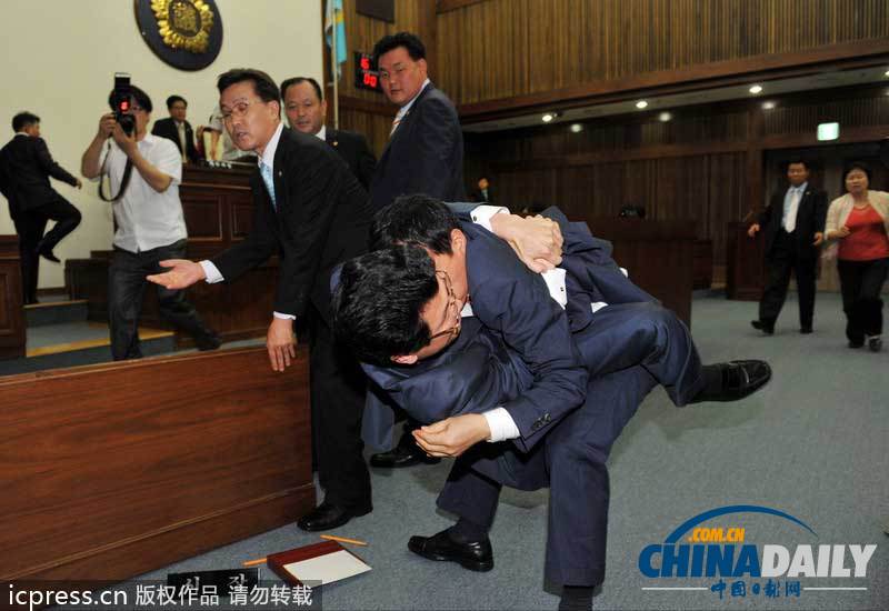 盤點外國議會上議員“肉搏戰(zhàn)”摔跤鎖喉扔雞蛋