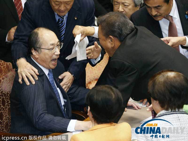盤點(diǎn)外國(guó)議會(huì)上議員“肉搏戰(zhàn)”摔跤鎖喉扔雞蛋