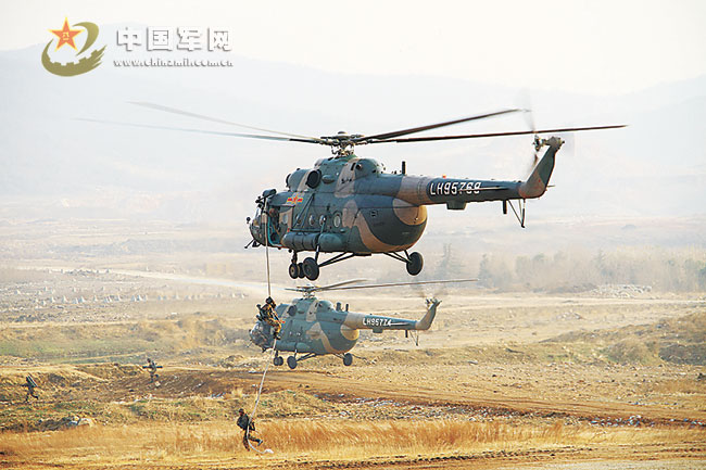 南京軍區(qū)陸航某旅組織特戰(zhàn)分隊進(jìn)行機降突擊訓(xùn)練