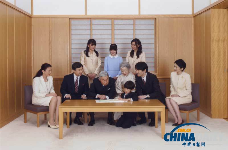 日本皇室公布新年全家福合影 小皇子集萬(wàn)千寵愛